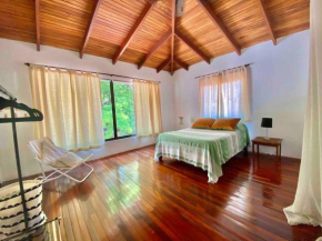 Lofty, fully equipped apartment in the heart of Montezuma
